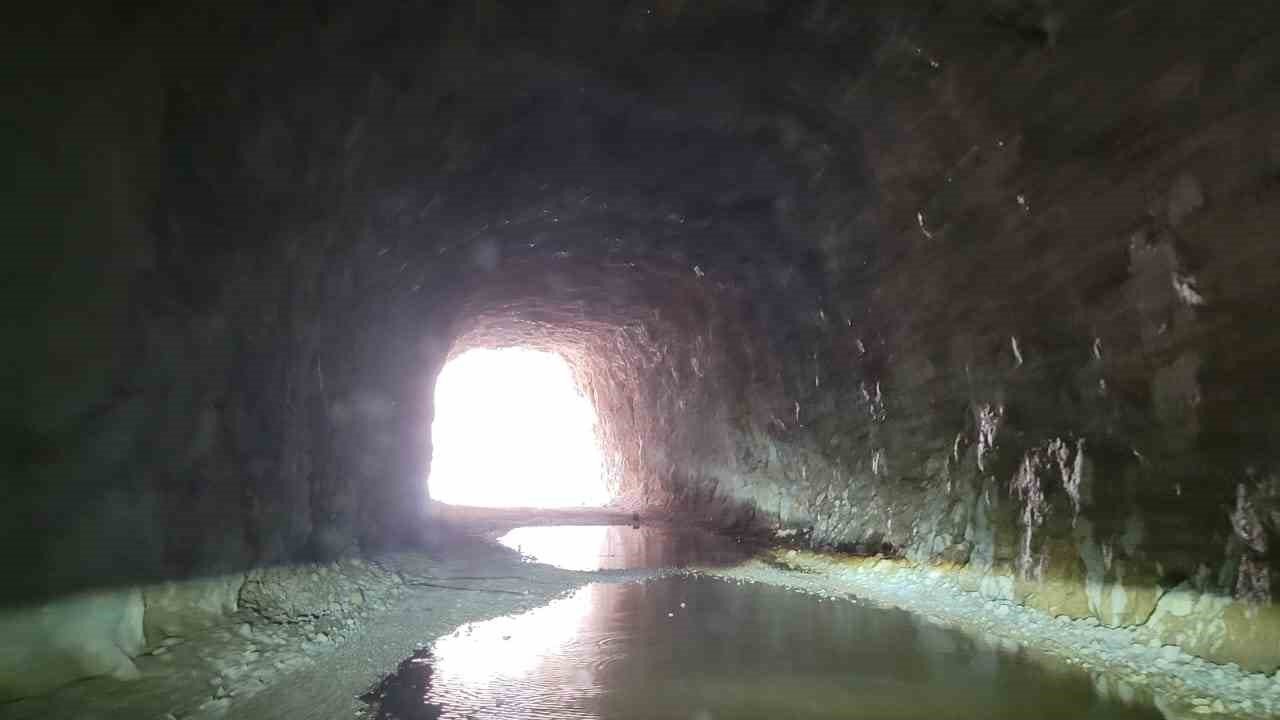 132 yıllık taş yol suyla doldu