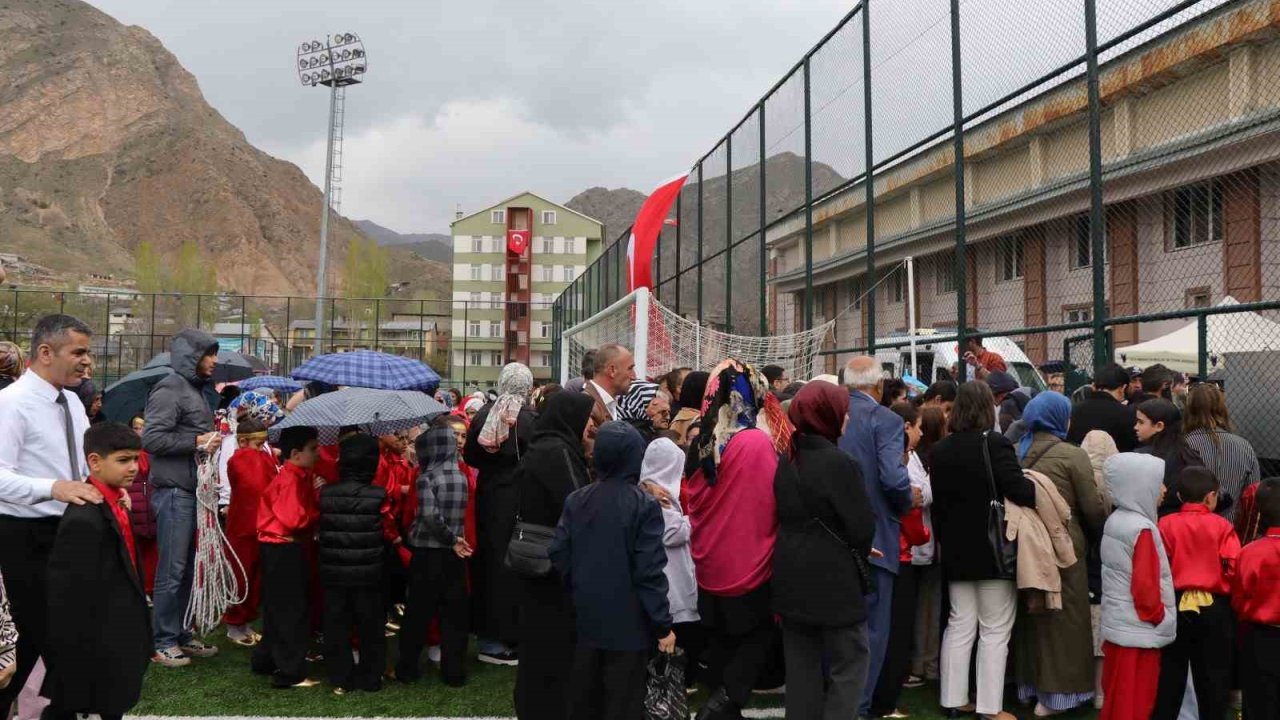 Oltu'da 23 Nisan kutlamalarına yağmur engeli