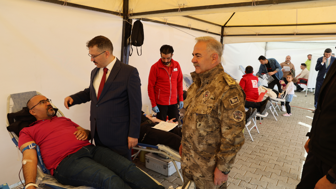 Iğdırlılar "Kanımızla canımızla milletimizin emrindeyiz" diyerek kan verdi