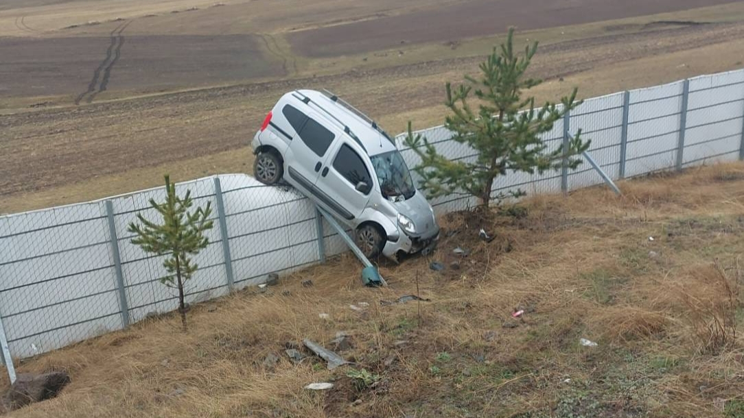 Sarıkamış'ta kontrolden çıkarak kar siperlerinin üzerinde durabilen araçtaki 2 kişi yaralandı