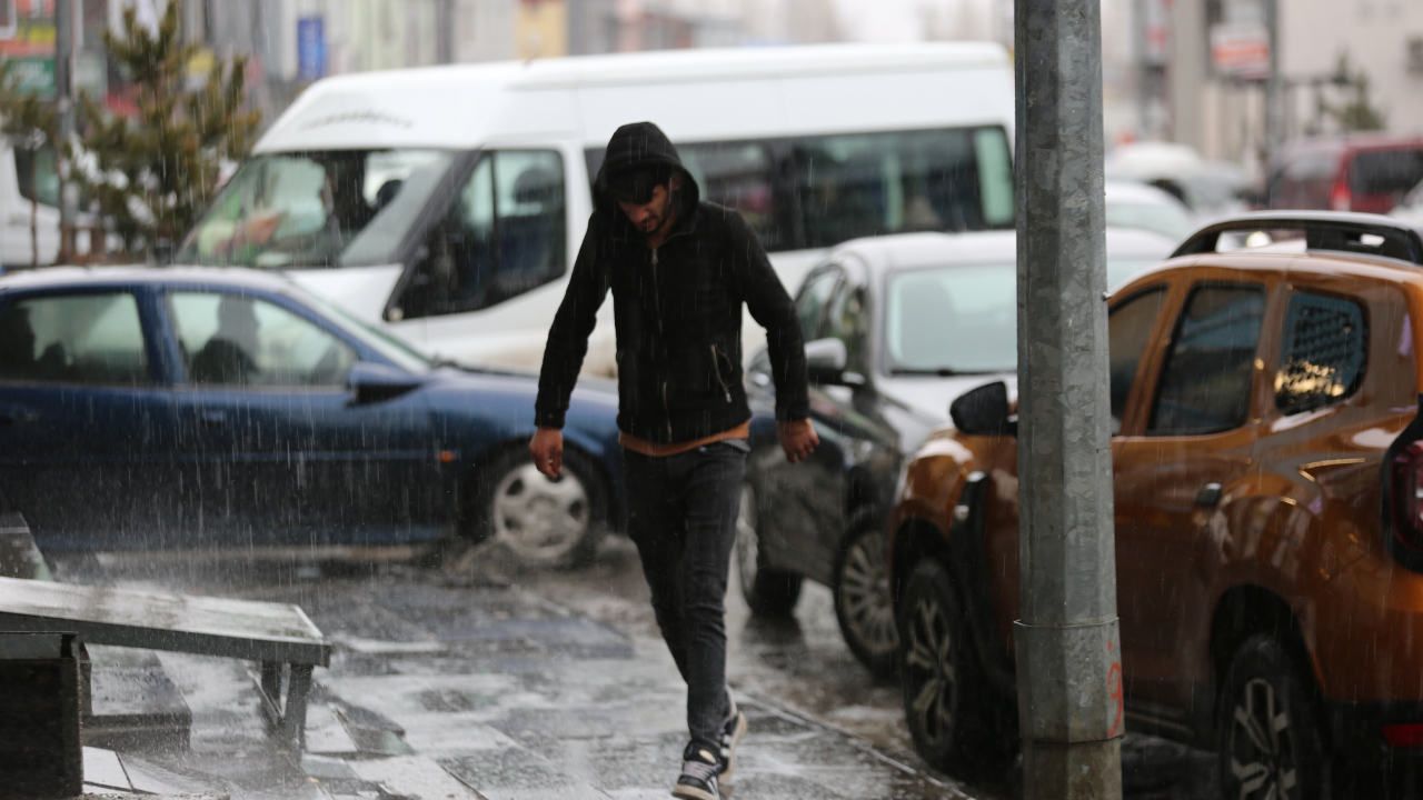 Ardahan'da etkili olan sağanak hayatı olumsuz etkiledi