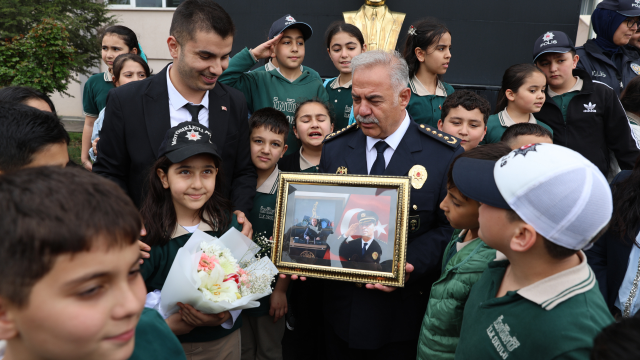 Iğdır'da öğrencilerin Polis Haftası ziyaretindeki hediyesi Emniyet Müdürünü duygulandırdı