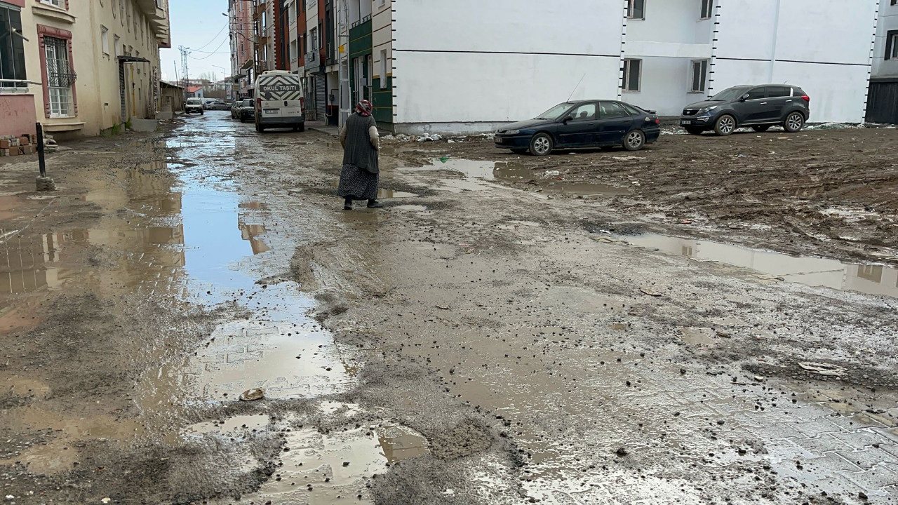 Kars'ta sokaklar yağmur sularıyla birlikte köstebek yuvasına döndü