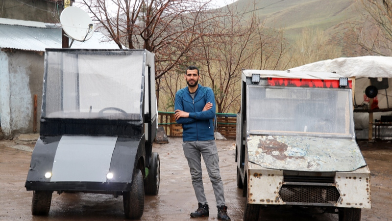 Ağrılı ilkokul mezunu genç hayalindeki araçları atık malzemelerle üretti