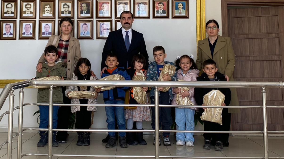 Minik öğrenciler Kaymakam Akköz’ün misafiri oldu