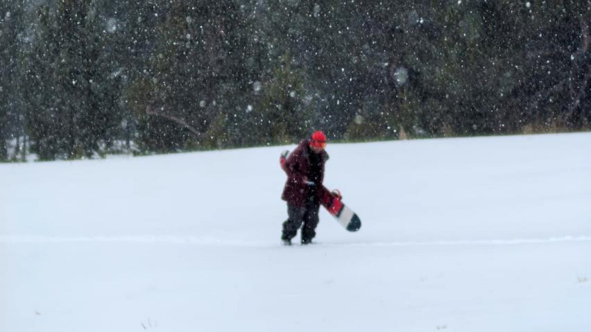 Sarıkamış’ta 2 kişi ATV araca bağladığı halatla snowboard yaptı