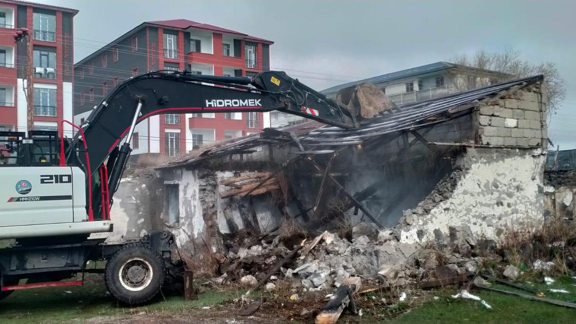 Kars’ta metruk yapılar yıkılıyor