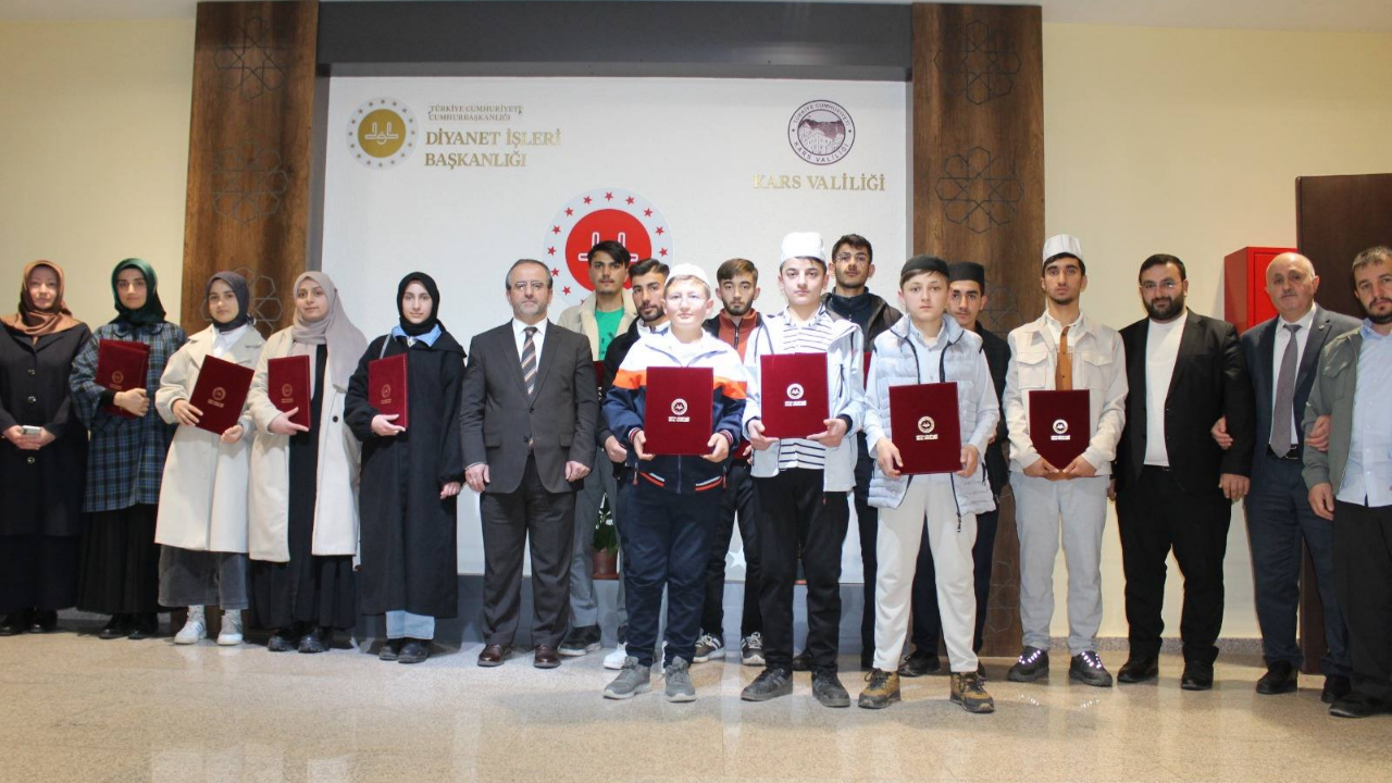 Mezun olan hafızlar belgelerini aldı
