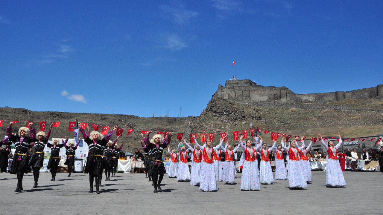 Kars'ta Turizm Haftası etkinlikleri güneşli havada başladı