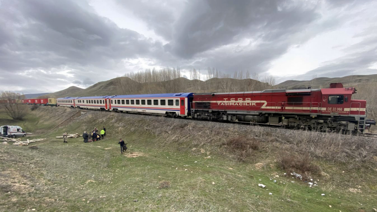 Sarıkamış'ta trenin çarptığı kişi yaralandı
