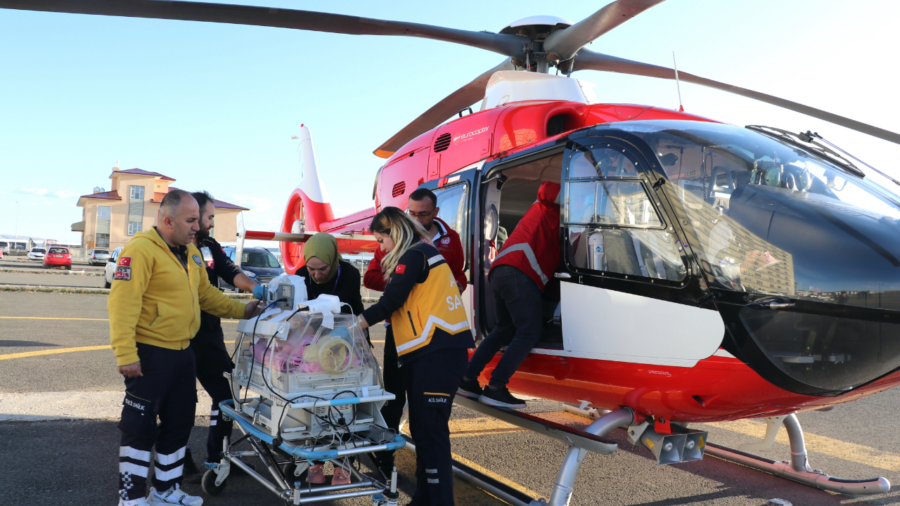 Ağrı'da ambulans helikopter göz hastalığı bulunan bebek için havalandı