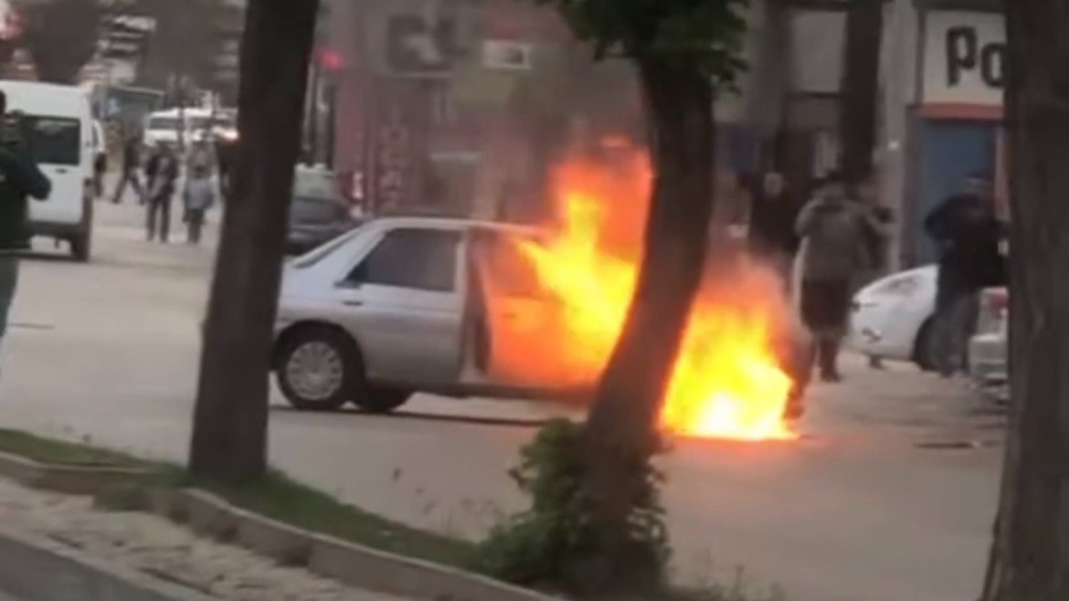 Elazığ’da park halindeki araç alev alev yandı