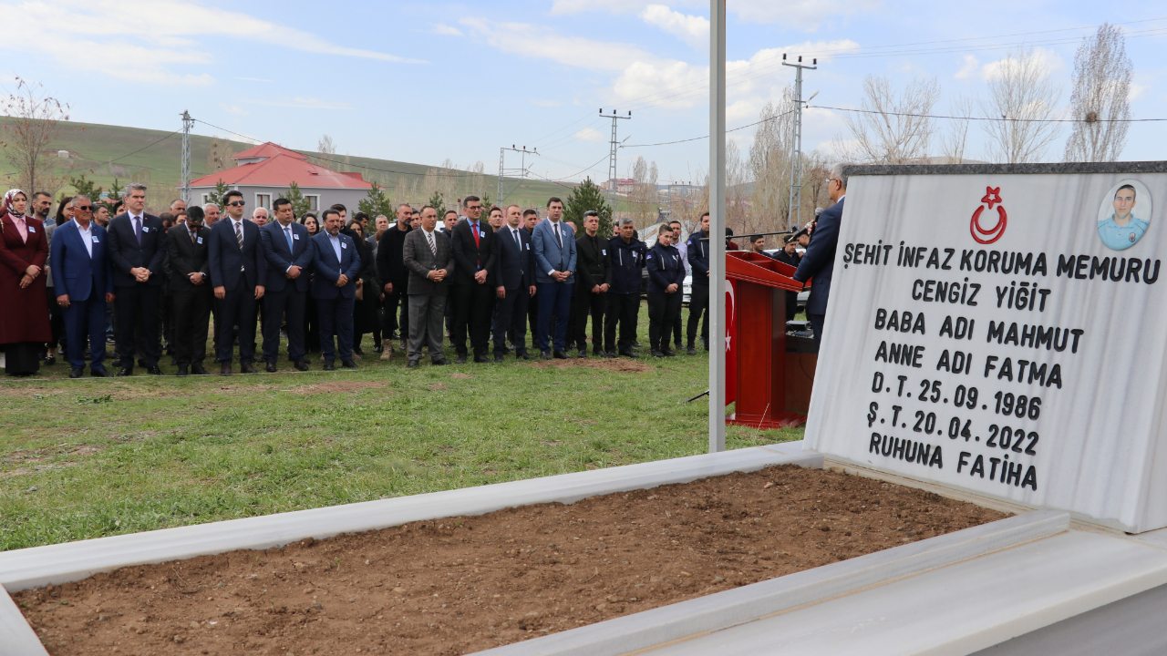 Şehit infaz koruma memuru Yiğit, Ağrı'da mezarı başında anıldı