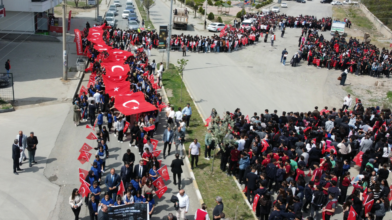 Iğdır'da yüzlerce öğrenci Ermeni çetelerince katledilenleri anmak için yürüdü
