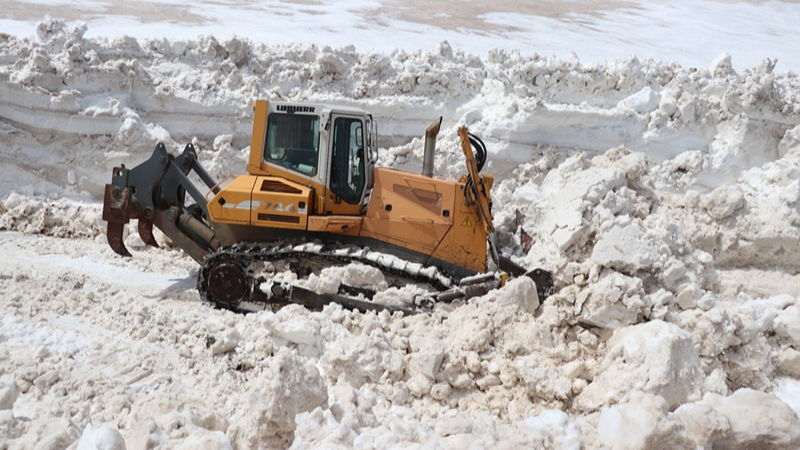 Ağrı'da köy ve mezra yolları 5 günlük çalışmayla ulaşıma açıldı