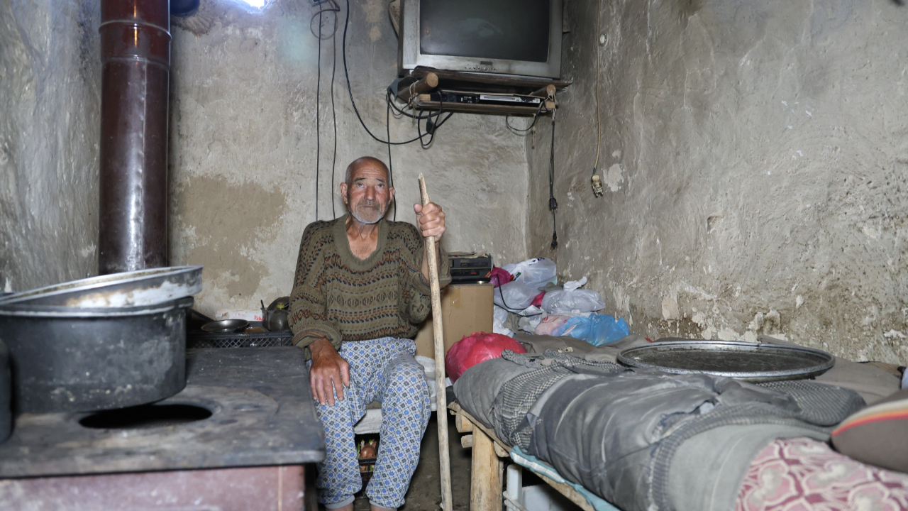 Ambulansa binerken çizmelerini çıkarmak isteyen Suat Amca'nın yürek burkan hikayesi