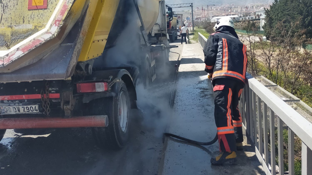 Seyir halindeki hafriyat kamyonunda yangın paniği