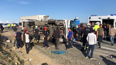 Midibüs karşı şeride geçerek devrildi: 25 yaralı
