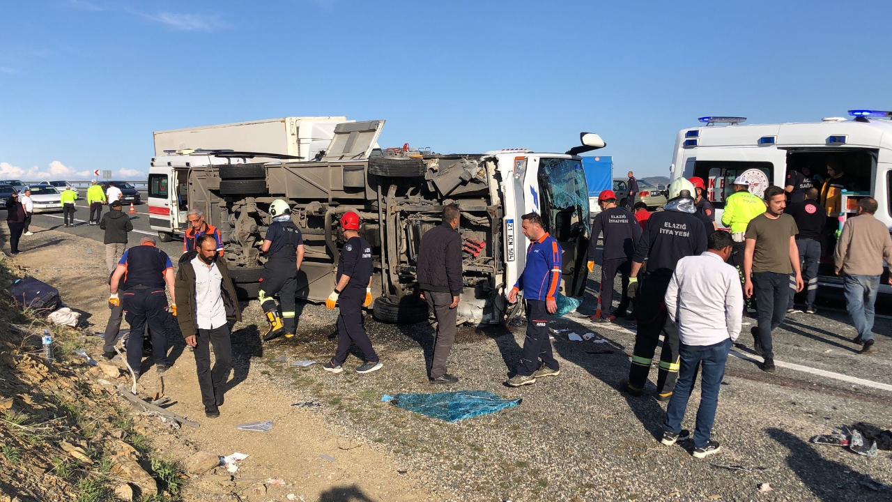 Midibüs karşı şeride geçerek devrildi: 25 yaralı