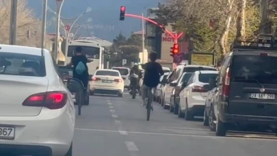 Bisikletli gençler trafiği tehlikeye sokuyor