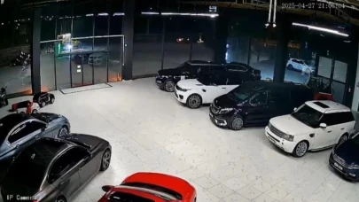 Oto galerinin kameraları deprem anını kaydetti