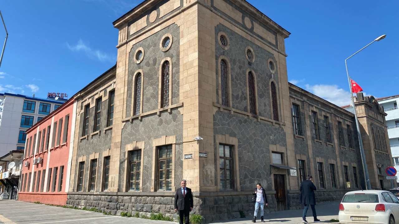 Kars’ta tarihi bina özgün taş işçiliği ile dikkat çekiyor