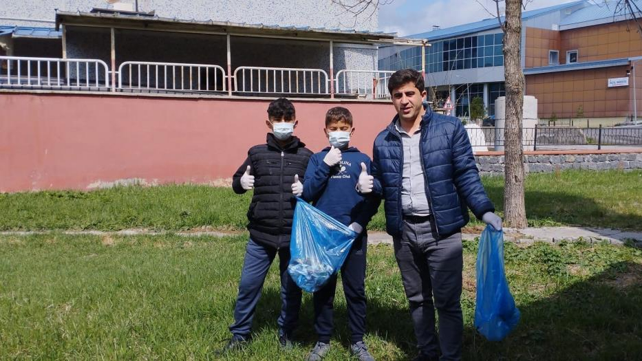 Akyaka’da gençlerden çevre temizliği