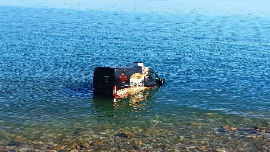 Van Gölü’ne uçan araçtaki kişi yaralandı