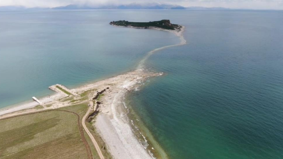 Su seviyesi düşen Van Gölü'nde antik yol ortaya çıktı