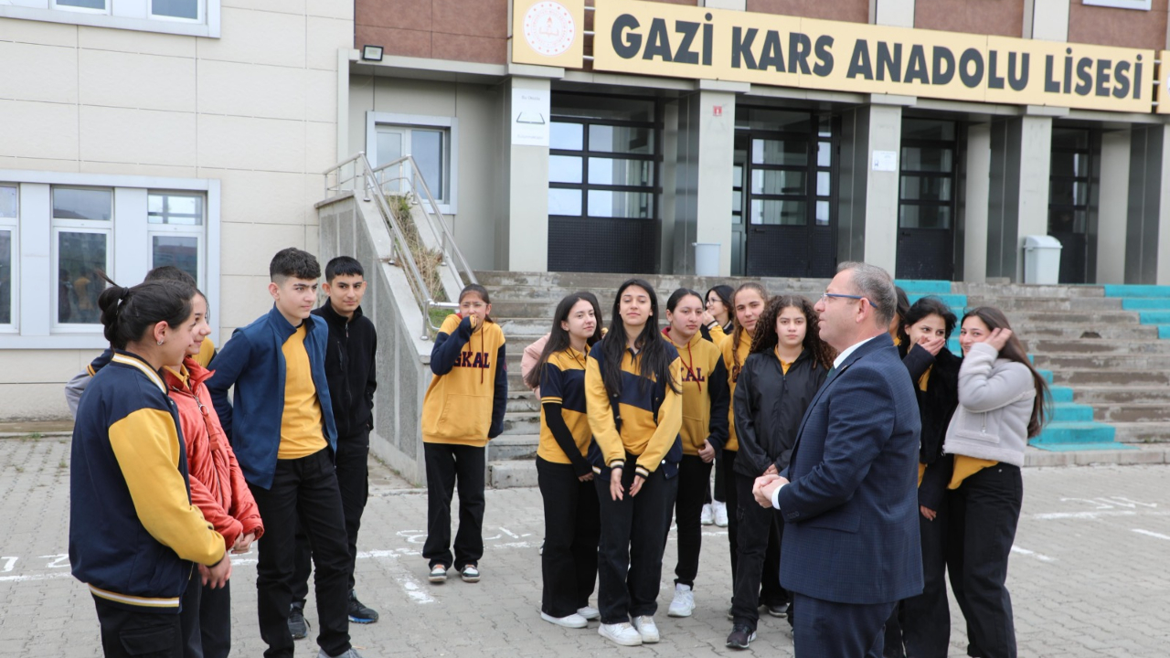 Vali Polat, Gazi Kars Anadolu Lisesi’ni ziyaret etti