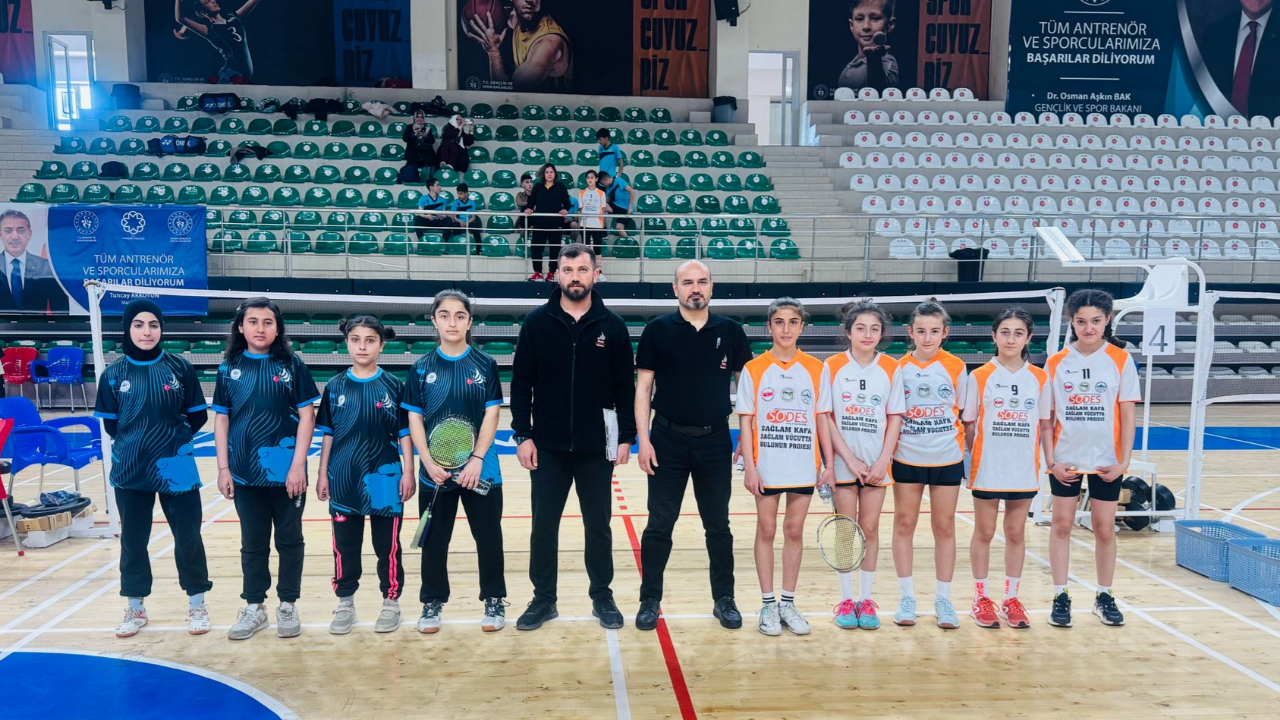 Kars Mihralibey Ortaokulu badminton takımından büyük başarı