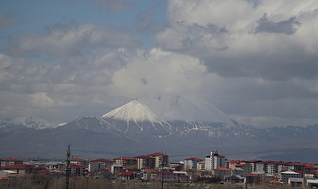 Ağrı'daki Kösedağ baharda karla kaplandı