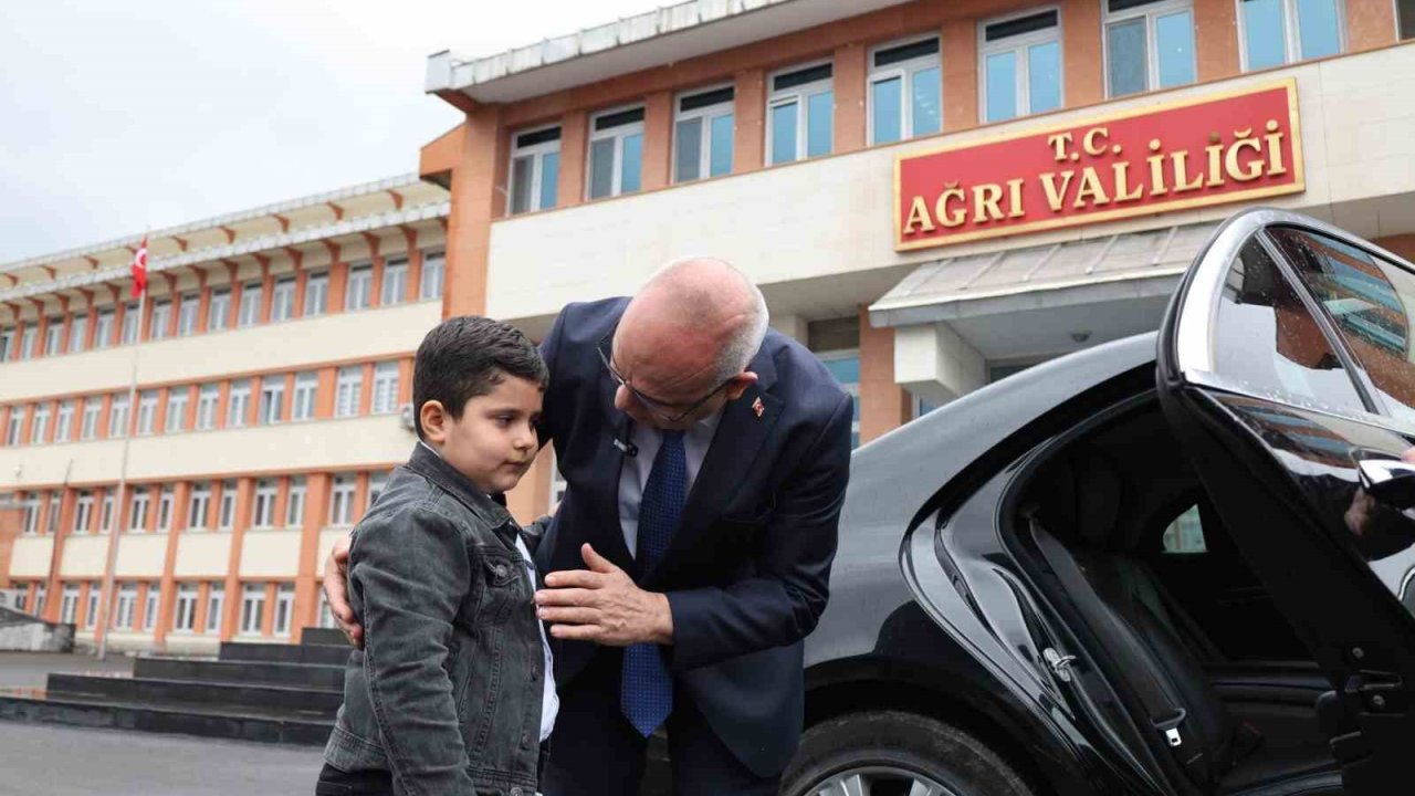 Ağrı Valisi Koç'un koltuğunu minik Muhammed devraldı
