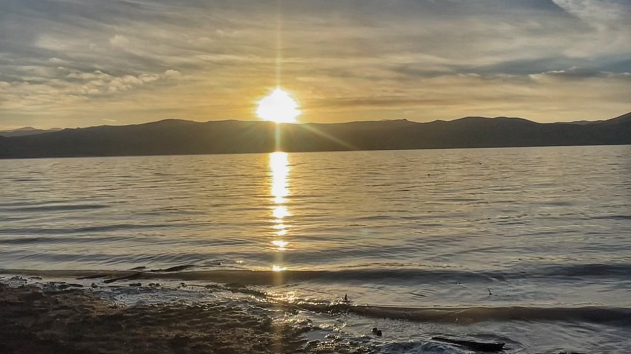 Ağrı Yazıcı Barajı’nda gün doğumu görsel şölen sundu