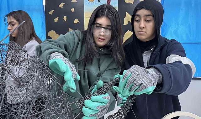 Ağrı'daki Erol Parlak Güzel Sanatlar Lisesi'nde geri dönüşümle sanat eserleri doğuyor