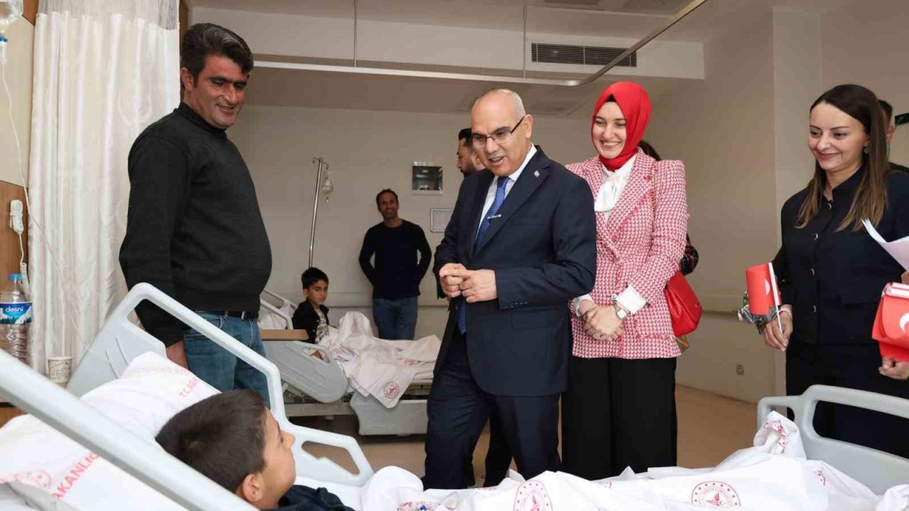 Hastanede yatan çocuklara bayram sürprizi