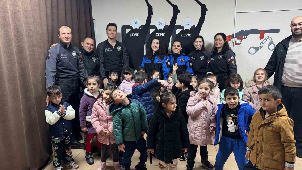 Ağrı’da öğrencilerden polis teşkilatına anlamlı ziyaret