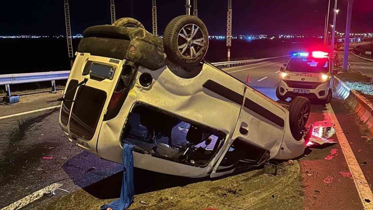 Ağrı’da kamyonet devrildi, 2 kişi yaralandı