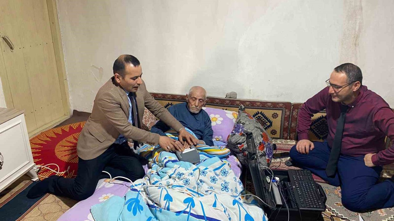 Ağrı’da yatağa bağımlı Hasan amcanın kimliği evinde yenilendi