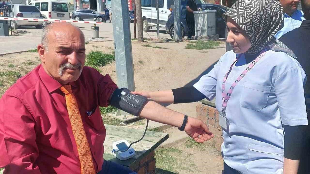 Akçadağ’da öğrenciler, halkın şeker ve tansiyonunu ölçtü