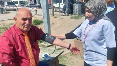 Akçadağ’da öğrenciler, halkın şeker ve tansiyonunu ölçtü