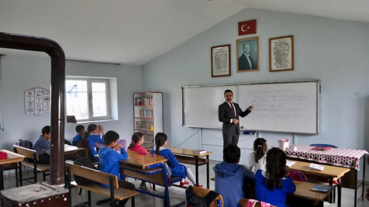 Akyaka Kaymakamı Demirtaş, köy okullarında