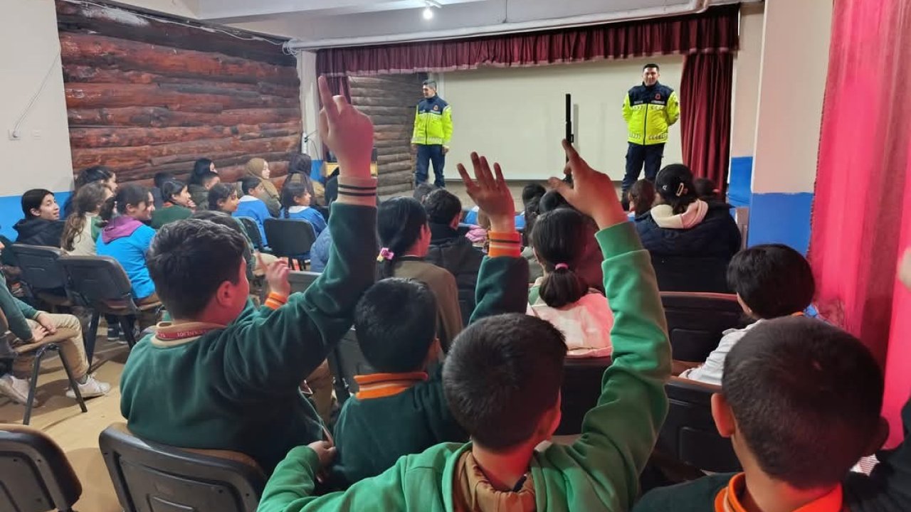 Akyaka’da jandarma, öğrencilere trafik bilinci aşılıyor
