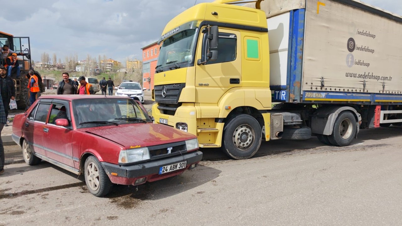 Aşkale’de tır otomobili sürükledi