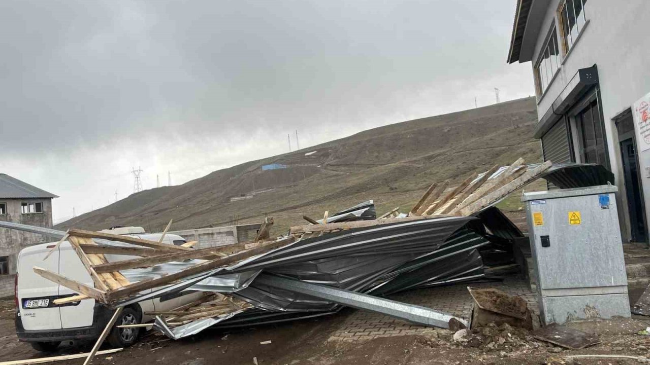 Bitlis’te fırtına çatıları uçurdu