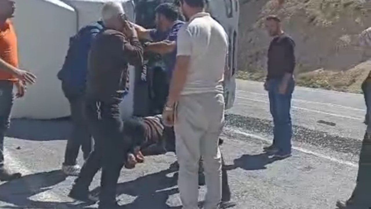 Bitlis’te tır devrildi: 2 yaralı