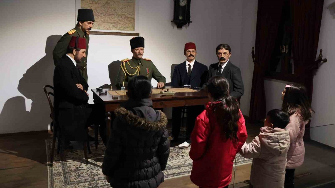 Çocuklar ve aileler arkeoloji müzesinde tarihe yolculuk yaptı