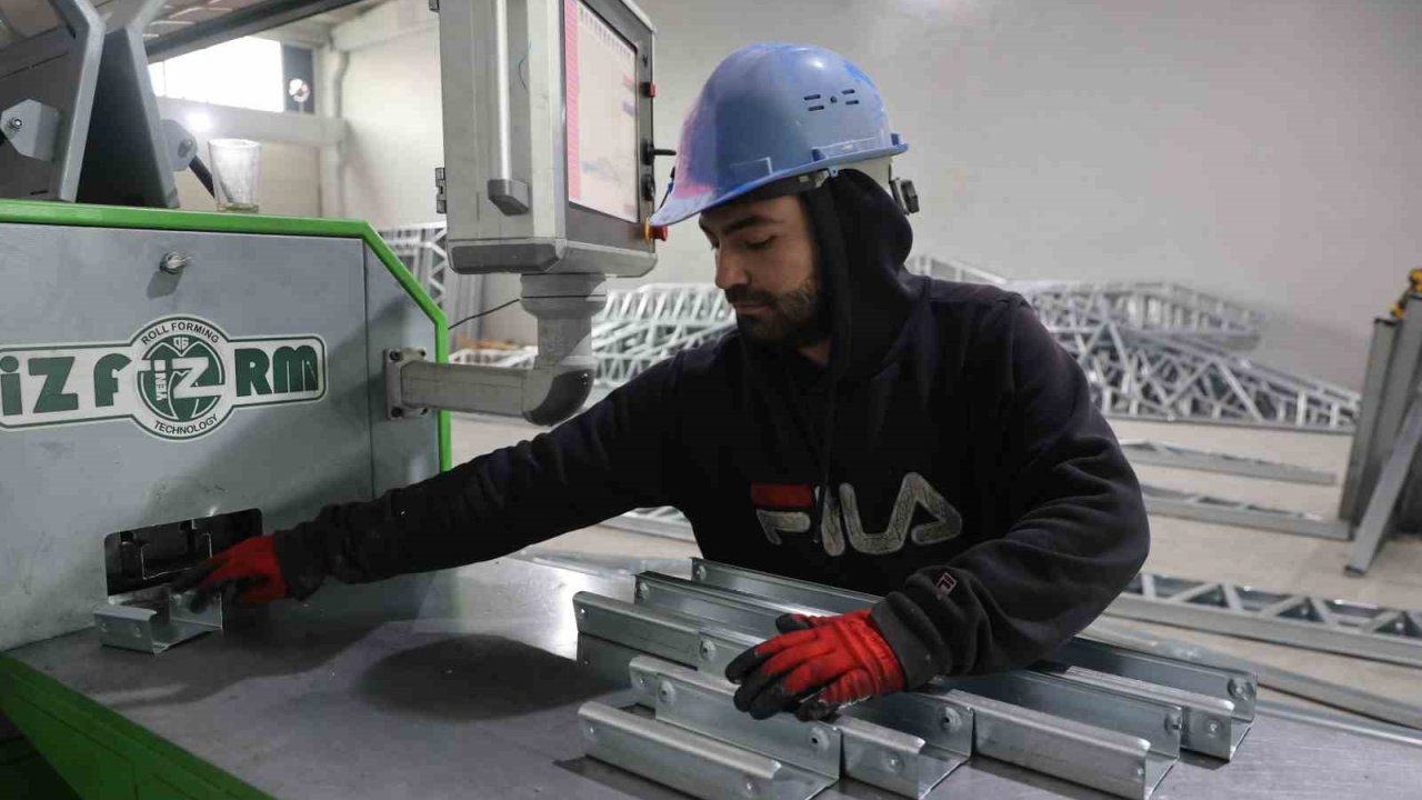 Depremin ardından açtıkları çelik konstrüksiyon fabrikasında 20 kişiye istihdam sağladılar