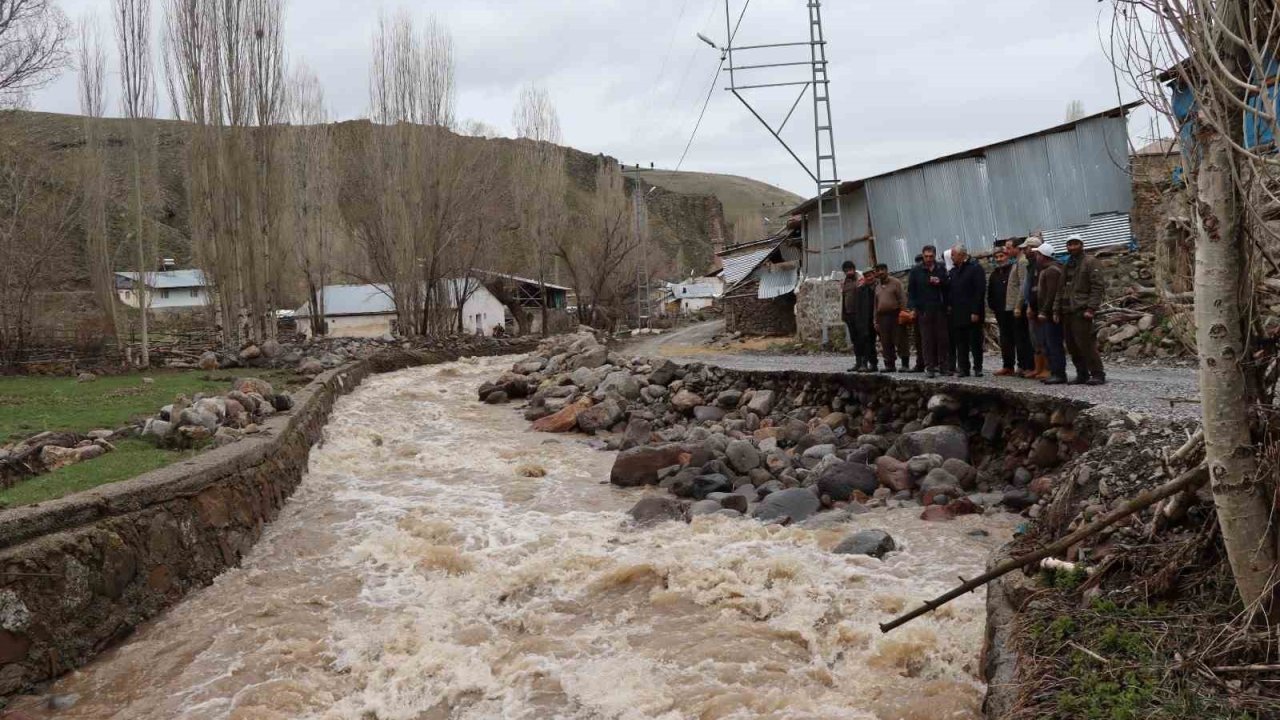 Erzurum'da Dümbüllü Deresi taştı