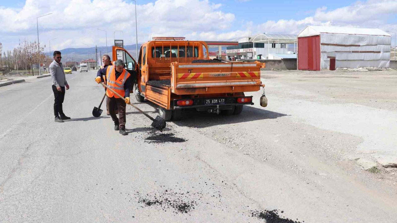 Diyadin’de yollar yamalanıyor